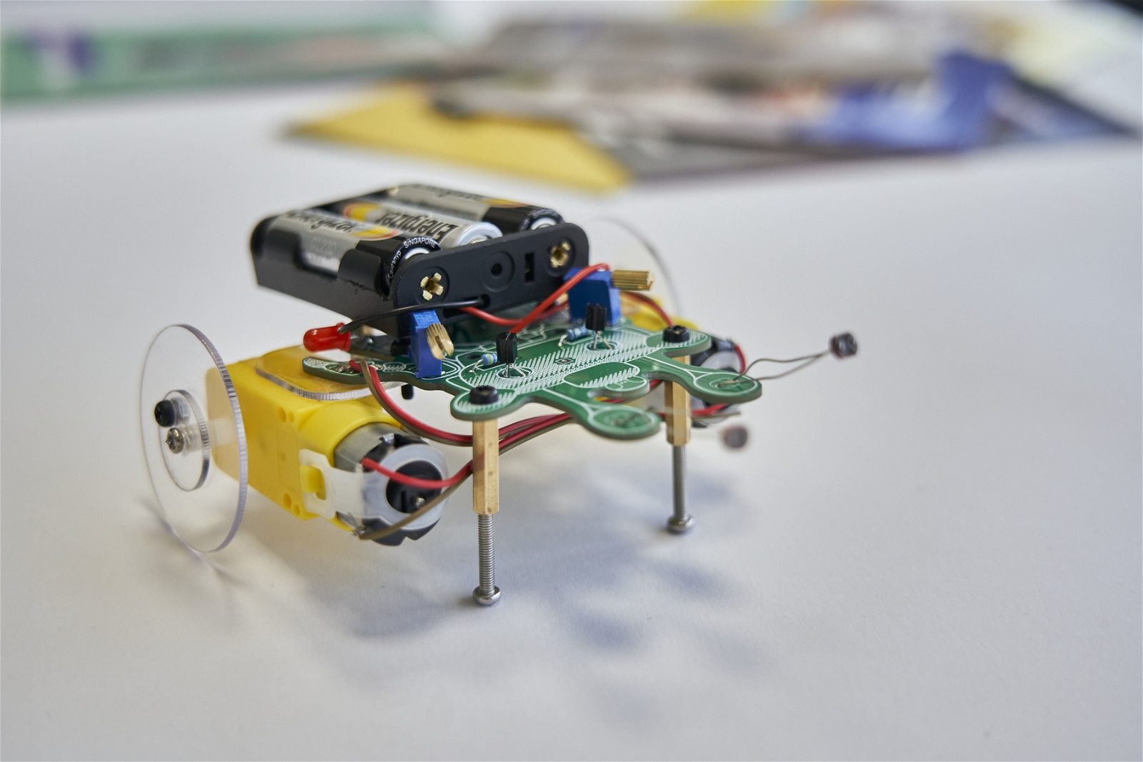 Zestaw edukacyjny CircuitMess DUSTY, the Wacky Robot - robot jeżdżący do samodzielnego montażu