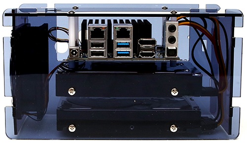 Minikomputer Odroid H2 wraz z dyskami twardymi zamontowany w obudowie.