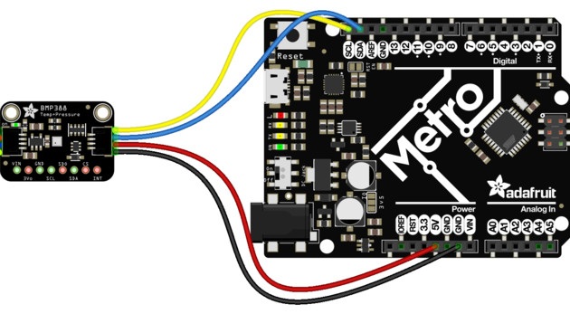 Przykład połączenia czujnika za pomocą złącz STEMMA QT / Qwiic oraz płytki Metro, będącej odpowiednikiem Arduino.