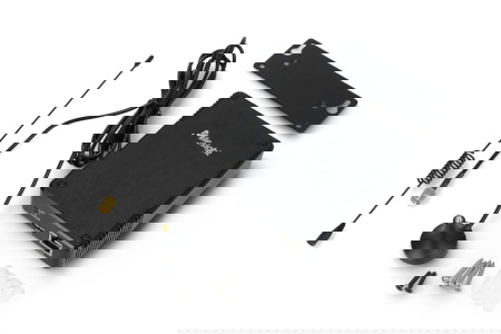 Wszystkie elementy zestawu wraz z centralką leżą na białym tle.