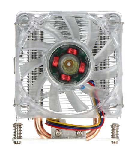 Wentylator z radiatorem do raspberry pi 5 stoi na białym tle.