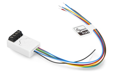 Inteligentny mini przekaźnik Fibaro w kolorze białym jest podłączony z przewodami i leży na białym tle.