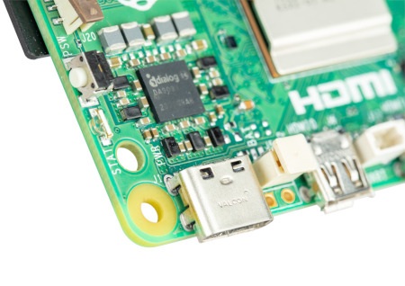 Raspberry Pi 5 wyposażone w złącze USB C i przełącznik zasilania