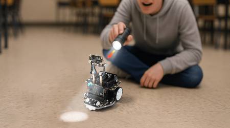 Maqueen Plus V3 - zaawansowany robot edukacyjny STEM z matrycową nawigacją laserową do micro:bit - DFRobot MBT0050-AA