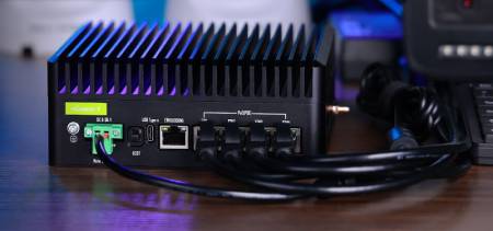 reComputer Industrial R2235-12 - Edge AI / IoT NVR z Raspberry Pi CM5 i Hailo-8 26 TOPS - 16 GB - Seeedstudio 100077451